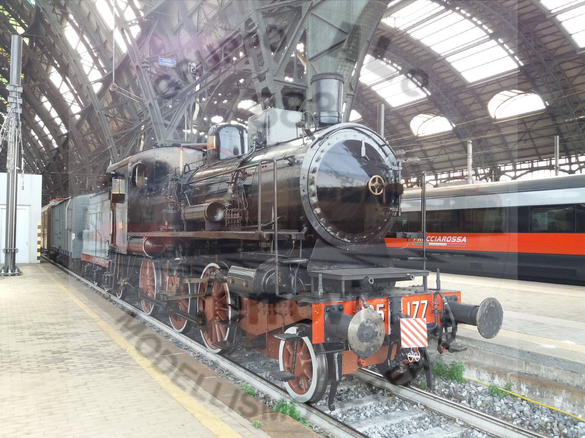 La Gr. 625 177 sotto le volte della stazione di Milano C.le appena arrivata da un trasferimento