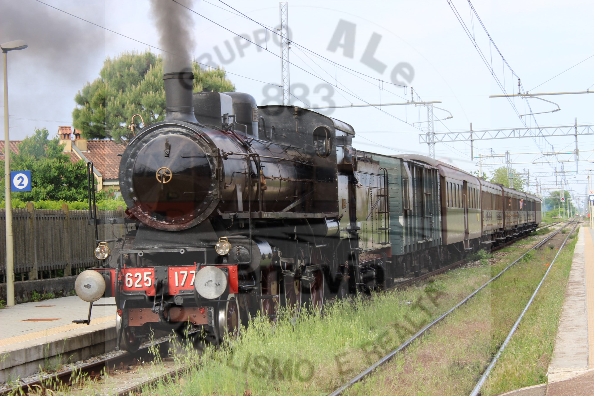 La Gr. 625 177 effettuato un treno storico; qui in sosta a Paderno D'adda